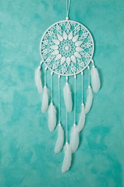 Aquamarine üzerinde beyaz rüya yakalayıcı 