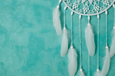 Aquamarine üzerinde beyaz rüya yakalayıcı 