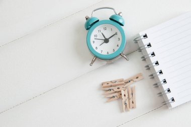 Beyaz turkuaz çalar saat