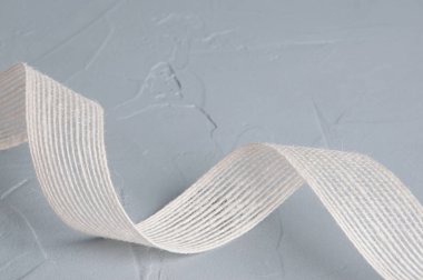 Keten şerit gri arka plan üzerinde