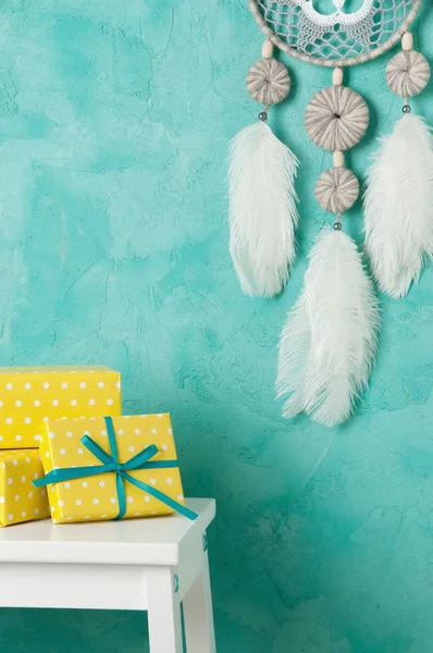 Gri beyaz rüya yakalayıcı aquamarine üzerinde