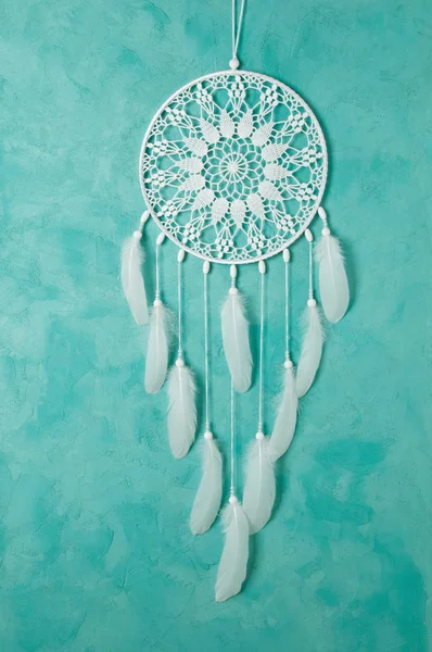 Aquamarine üzerinde beyaz rüya yakalayıcı — Stok fotoğraf