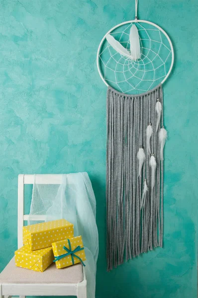 Aquamarine üzerinde beyaz gri rüya yakalayıcı 