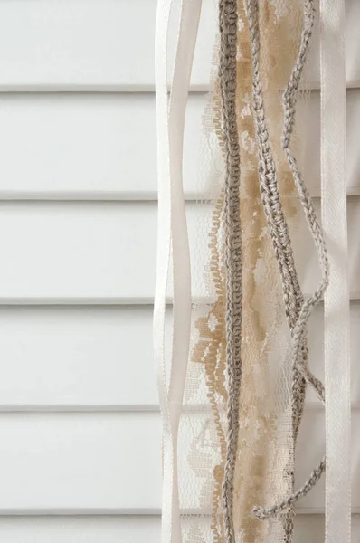 Bej renkli dantel ve kapı arka plan üzerinde şerit — Stok fotoğraf