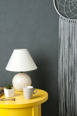 Gri beyaz rüya yakalayıcı gri