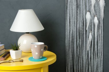 Gri beyaz rüya yakalayıcı gri