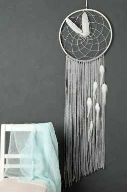 Gri beyaz rüya yakalayıcı gri