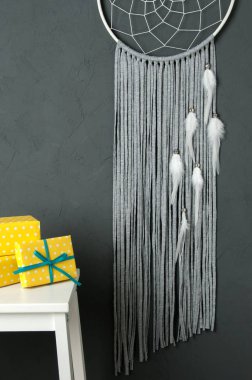 Gri beyaz rüya yakalayıcı koyu gri 