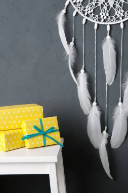 Beyaz tığ işi bardak altlığı peçete rüya yakalayıcı koyu gri