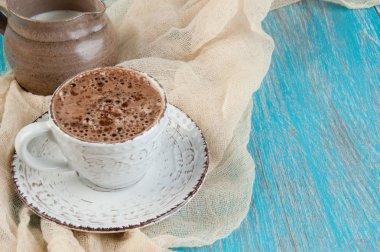 Mavi arka planda bir fincan kahve.