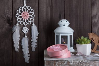 Kahverengi zemin üzerine beyaz rüya yakalayıcı