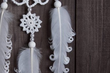 Kahverengi zemin üzerine beyaz rüya yakalayıcı