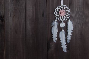 Kahverengi zemin üzerine beyaz rüya yakalayıcı