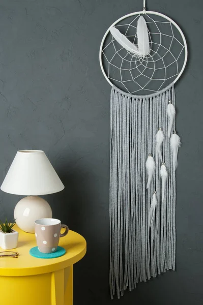 Gri beyaz rüya yakalayıcı gri