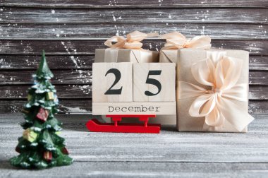 Noel hediye kutuları kırmızı yay ile 