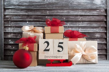 Noel hediye kutuları kırmızı yay ile 