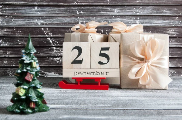 Noel hediye kutuları kırmızı yay ile 