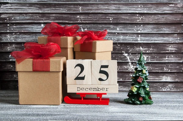 Noel hediye kutuları kırmızı yay ile 