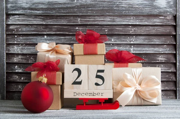 Noel hediye kutuları kırmızı yay ile 