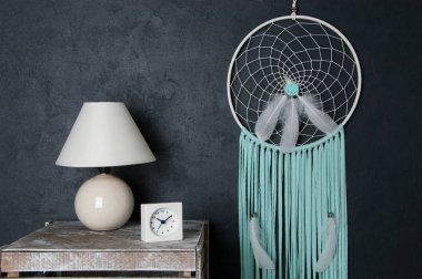 Siyah arka plan üzerine nane beyaz rüya yakalayıcı