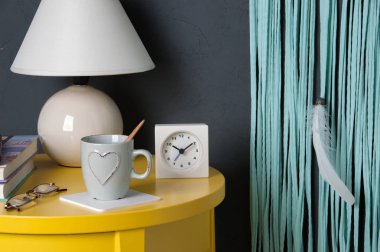 Yatak odası iç gri arka plan üzerinde