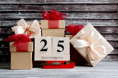 Noel hediye kutuları kırmızı yay ile 