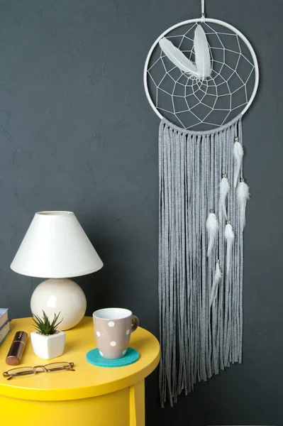 Gri beyaz rüya yakalayıcı gri