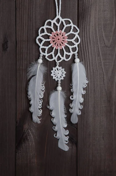 Kahverengi zemin üzerine beyaz rüya yakalayıcı