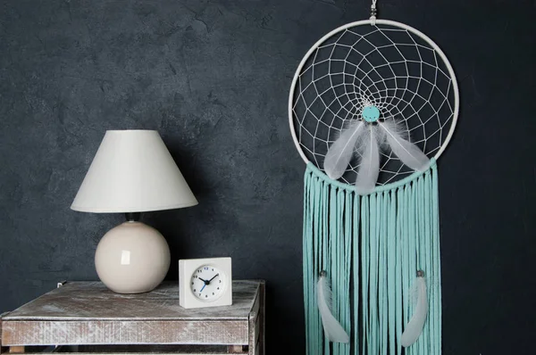 Siyah arka plan üzerine nane beyaz rüya yakalayıcı