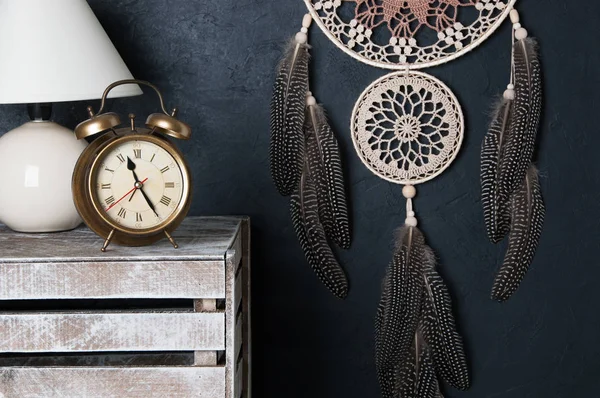 Siyah arka plan üzerine bej kahverengi catcher