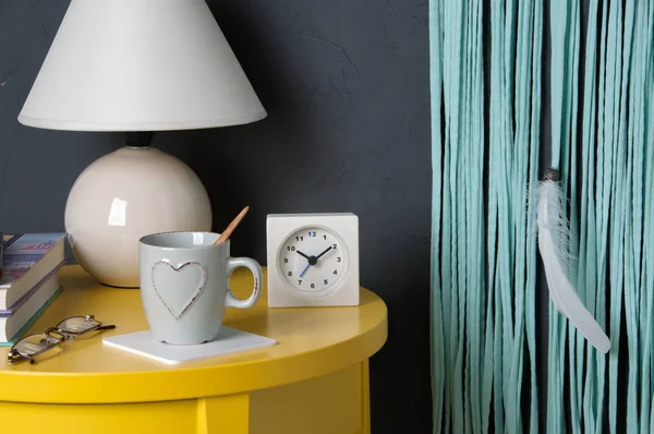 Yatak odası iç gri arka plan üzerinde