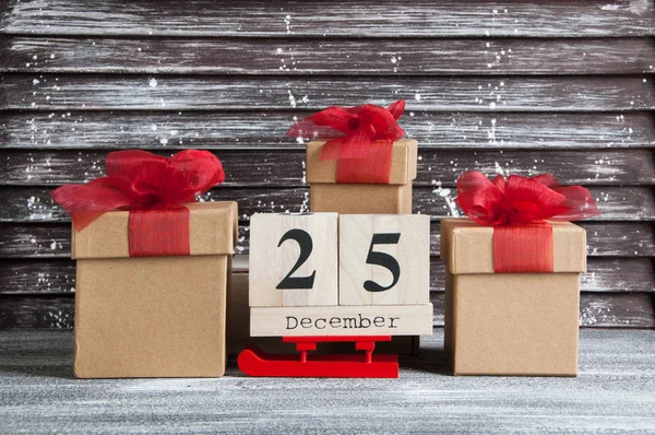Cajas de regalo de Navidad con lazos rojos —  Fotos de Stock