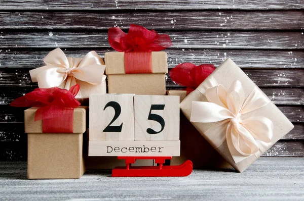 Noel hediye kutuları kırmızı yay ile 