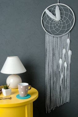 Gri beyaz rüya yakalayıcı gri