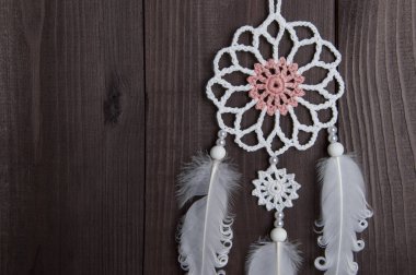 Kahverengi zemin üzerine beyaz rüya yakalayıcı