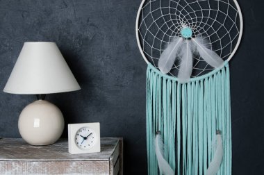 Siyah arka plan üzerine nane beyaz rüya yakalayıcı