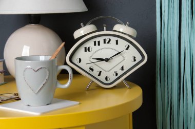 Yatak odası iç gri arka plan üzerinde