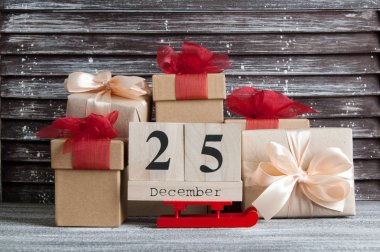 Noel hediye kutuları kırmızı yay ile 