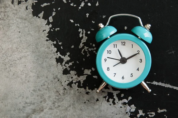 Reloj despertador turquesa en negro —  Fotos de Stock