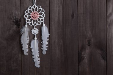 Kahverengi zemin üzerine beyaz rüya yakalayıcı