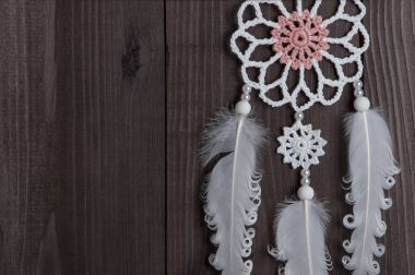 Kahverengi zemin üzerine beyaz rüya yakalayıcı