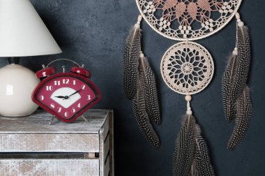 Siyah arka plan üzerine bej kahverengi catcher