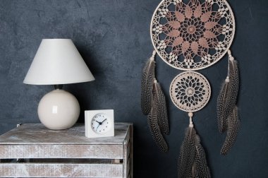 Siyah arka plan üzerine bej kahverengi catcher