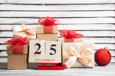 Noel hediye kutuları kırmızı yay ile 