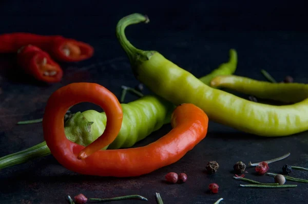 Pimienta roja y verde sobre negro —  Fotos de Stock