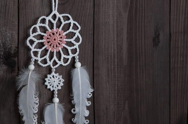 Kahverengi zemin üzerine beyaz rüya yakalayıcı