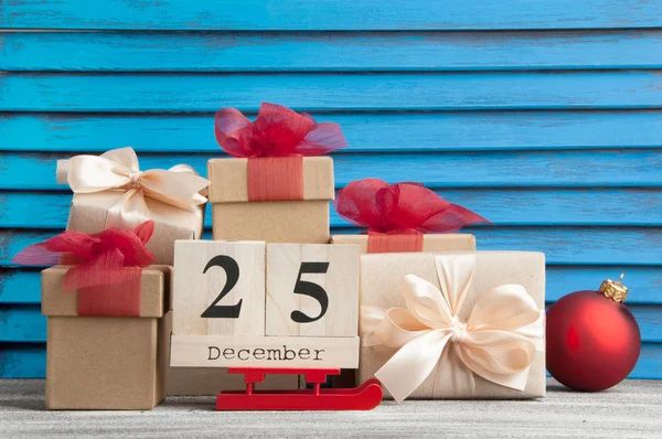 Noel hediye kutuları kırmızı yay ile — Stok fotoğraf