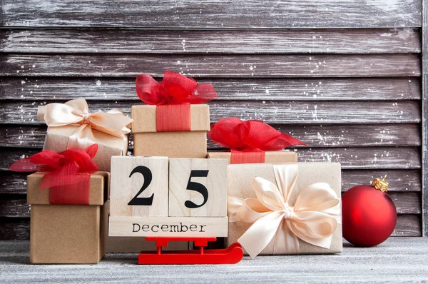Cajas de regalo de Navidad con lazos rojos —  Fotos de Stock