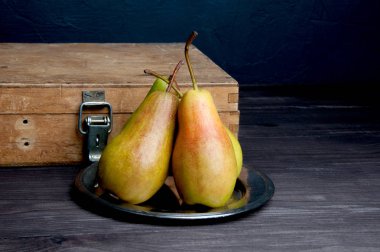 Kahverengi zemin üzerine armut