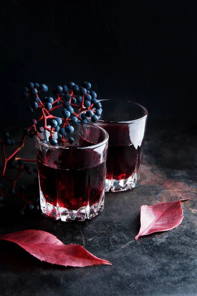 Dois copos de bebida vermelha — Fotografia de Stock